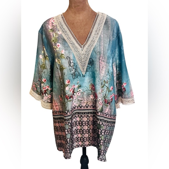 Unk Tops - NWOT Floral V-Neck Women's Tunic top with Lace Trim